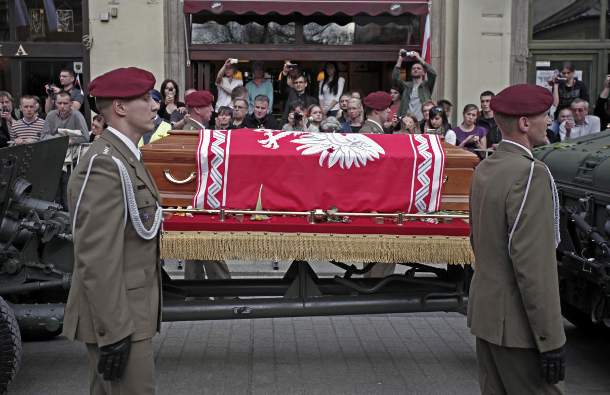 Morze łez, setki krakowian na ulicach. Tak żegnano ofiary katastrofy smoleńskiej 10 lat temu