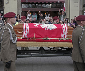 Morze łez, setki krakowian na ulicach. Tak żegnano ofiary katastrofy smoleńskiej 10 lat temu