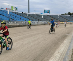 Rowerowa Stolica Polski - kręcili kilometry na stadionie w Lesznie