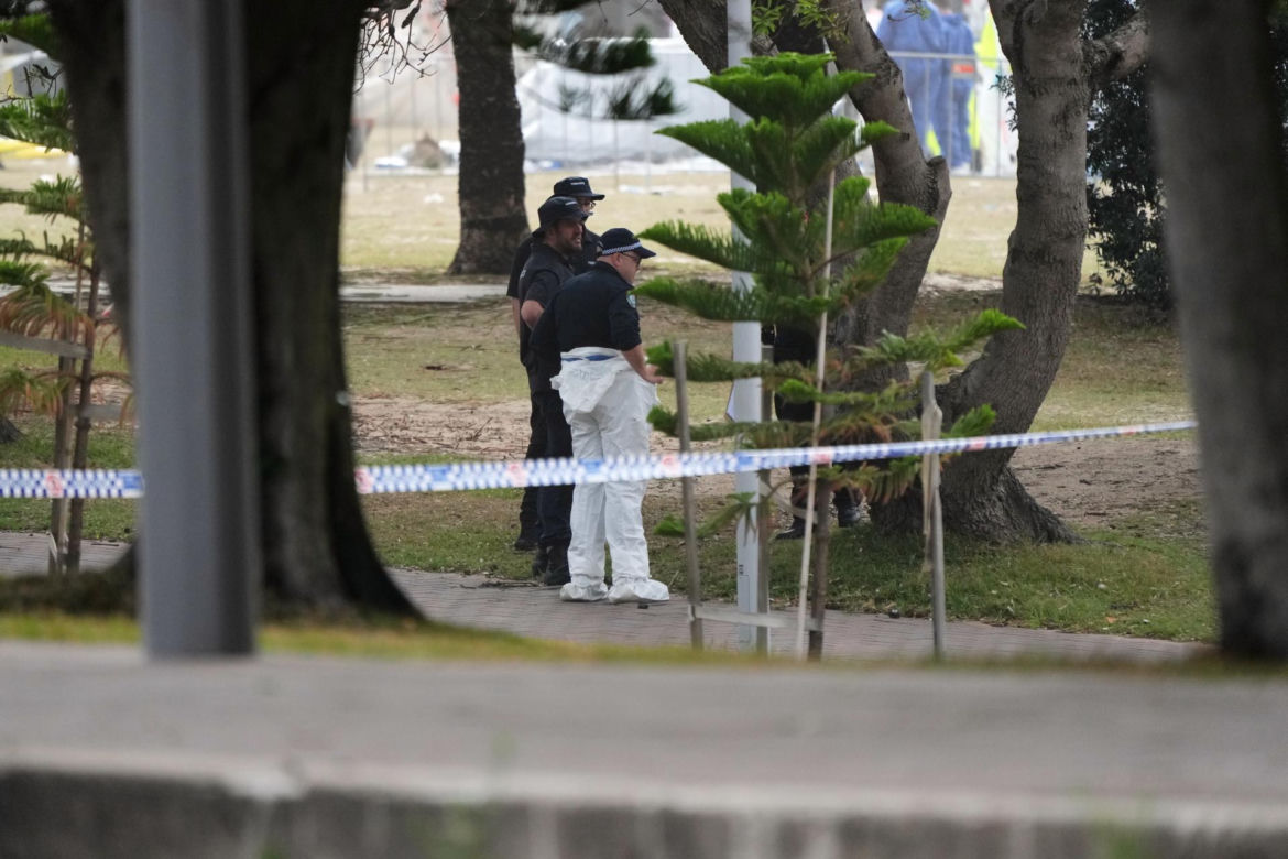 Premier Australii Anthony Albanese zaproponował w poniedziałek zaostrzenie przepisów dotyczących broni palnej po strzelaninie, która miała miejsce w niedzielę na popularnej plaży Bondi w Sydney. Zginęło w niej co najmniej 15 osób.