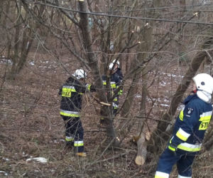 Wichury w Małopolsce. Uszkodzony dach kościoła. Kilkaset interwencji strażaków