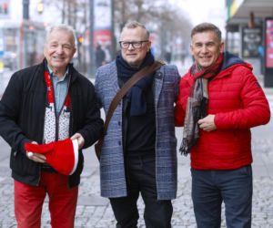 Sportowcy i aktorzy pod siedzibą TVN