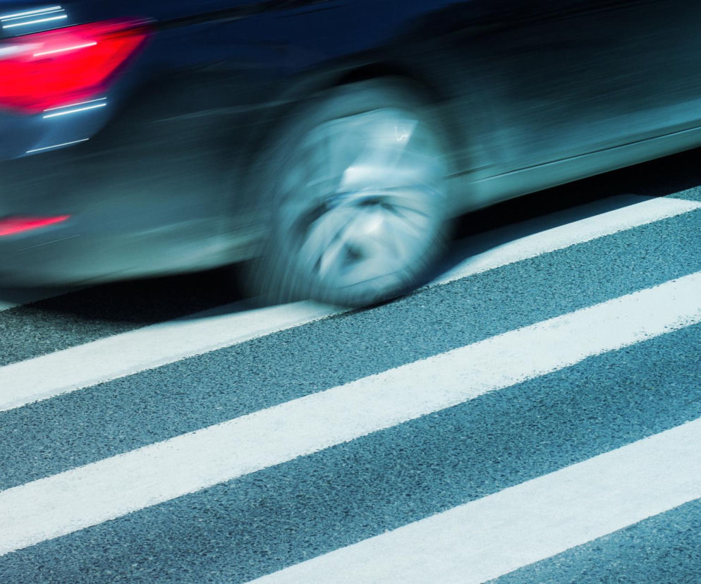 Przechodził przez pasy, nagle osunął się na jezdnię i zaczął drżeć. Z ust leciała mu piana