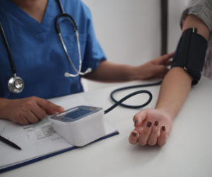 Ciśnienie skacze tylko u lekarza? Ten objaw może czterokrotnie zwiększać ryzyko nadciśnienia