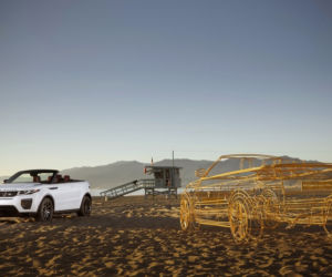 Dzieczyna Bonda Naomie Harris pozuje z Range Roverem Evoque kabrio