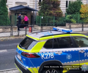 Policjanci patrolują szkoły