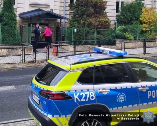 Policjanci patrolują szkoły