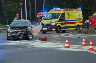 Tragiczny wypadek w Ząbkach. Nie żyje jeden z mężczyzn podróżujących Audi