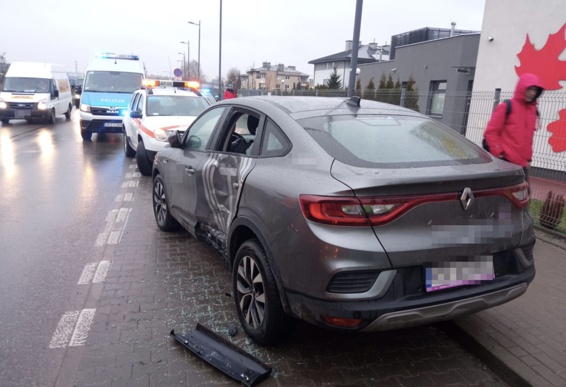Wypadek na Białołęce. Autobus miejski skasował cztery samochody! Do szpitala trafiło 7-letnie dziecko