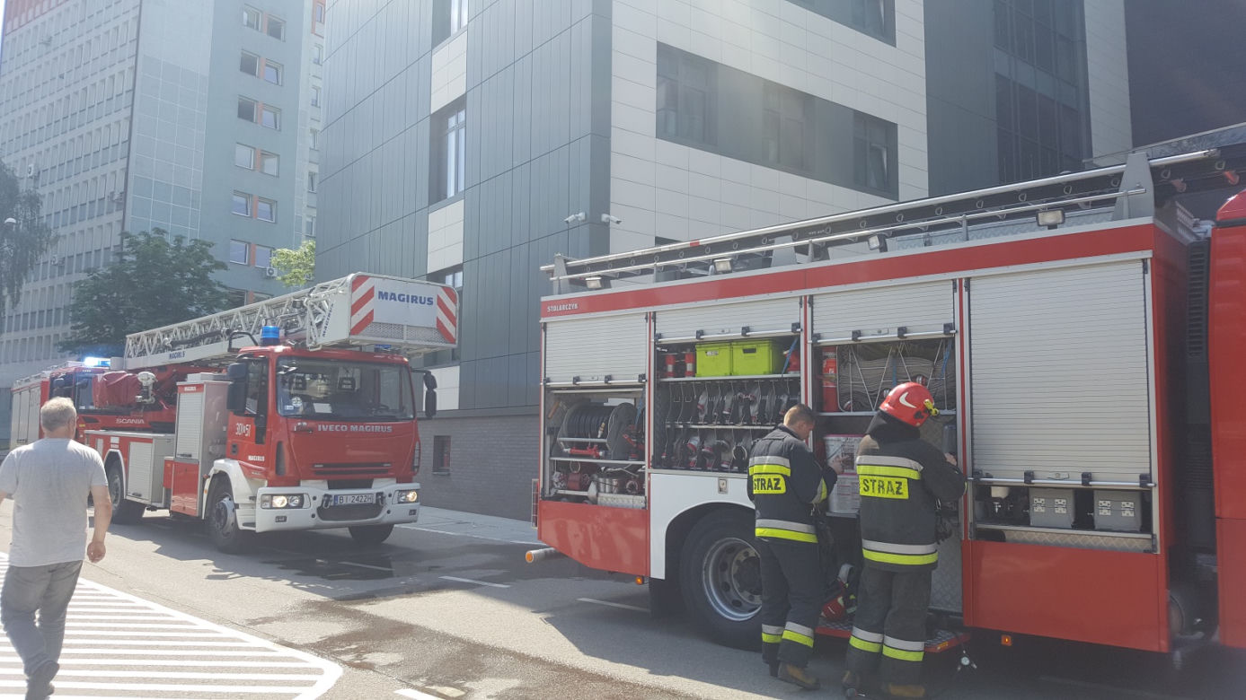 Białystok. Pożar w biurowcu przy ul. Świętojańskiej. Ponad 200 osób opuściło budynek