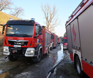 Pożar doszczętnie zniszczył dom pod Gryficami. Eksplodowały butle gazowe