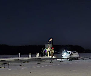 Pijany 59-latek wjechał skodą na jezioro. Jego rajd po lodzie zakończył się w zaskakujący sposób