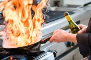 Alkohol - do czego przydaje się w kuchni? Flambirowanie, wekowanie, ciasta i kremy