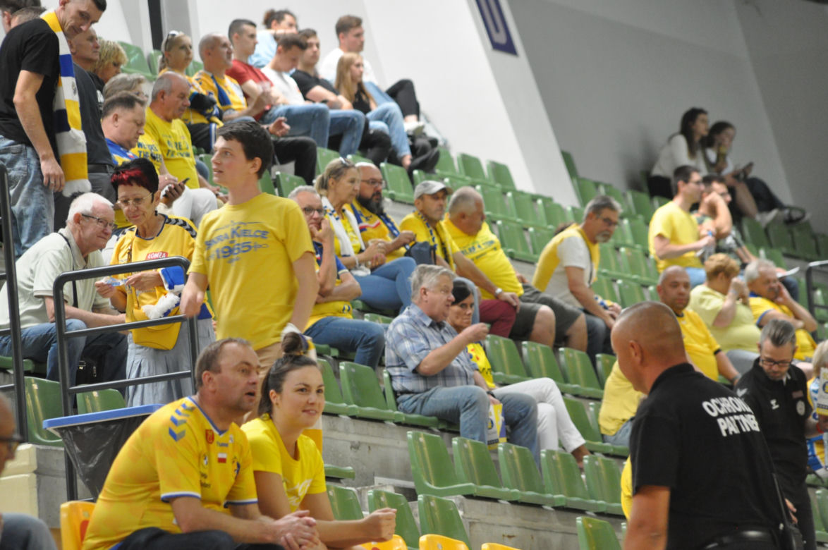 Kibice na meczu Industria Kielce - Grupa Azoty Unia Tarnów w Orlen Superlidze piłkarzy ręcznych. Zobacz zdjęcia