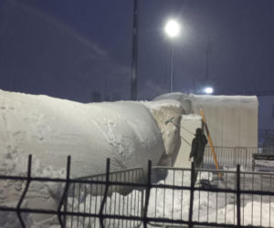 Pod ciężarem śniegu zapadło się zadaszenie lodowiska w Lesznie! Na miejscu pracują służby