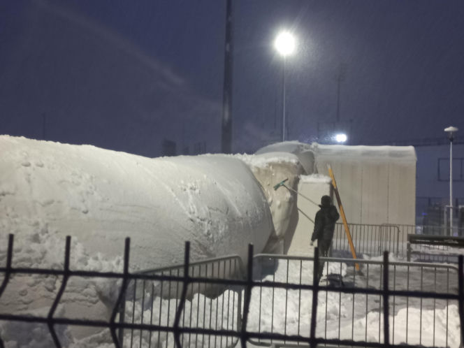 Pod ciężarem śniegu zapadło się zadaszenie lodowiska w Lesznie! Na miejscu pracują służby