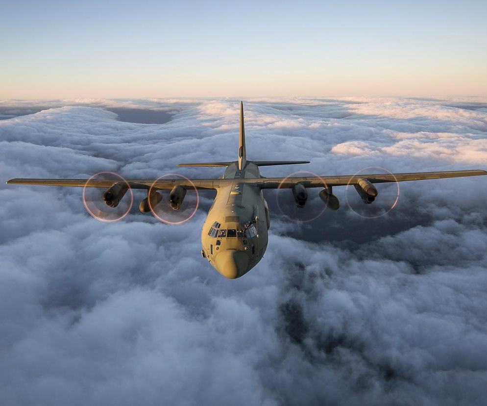Samolot C-130J Super Hercules leci nad gęstymi chmurami. O nowym sprzęcie dla Turcji przeczytasz na SE Portal Obronny.