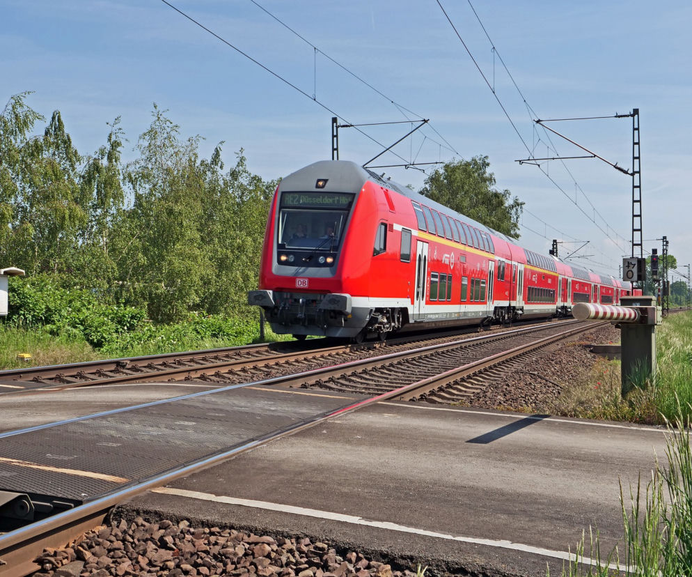 Wjechał na przejazd kolejowy pomimo opuszczonych rogatek! Na jaw wyszło coś strasznego