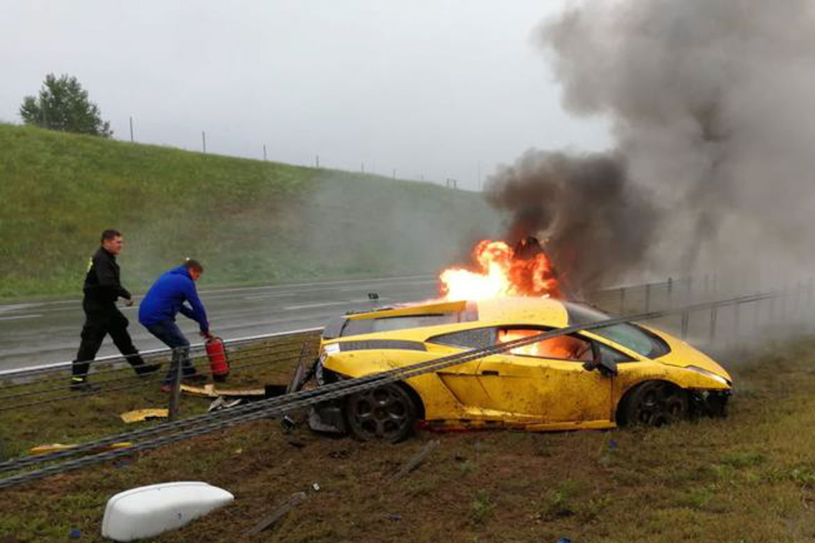 Luksusowe Lamborghini paliło się na A1 koło Tournia! W środku był 42-latek