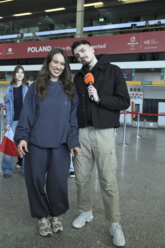 Alicja Szemplińska z fanami na lotnisku przed Eurowizją 2026