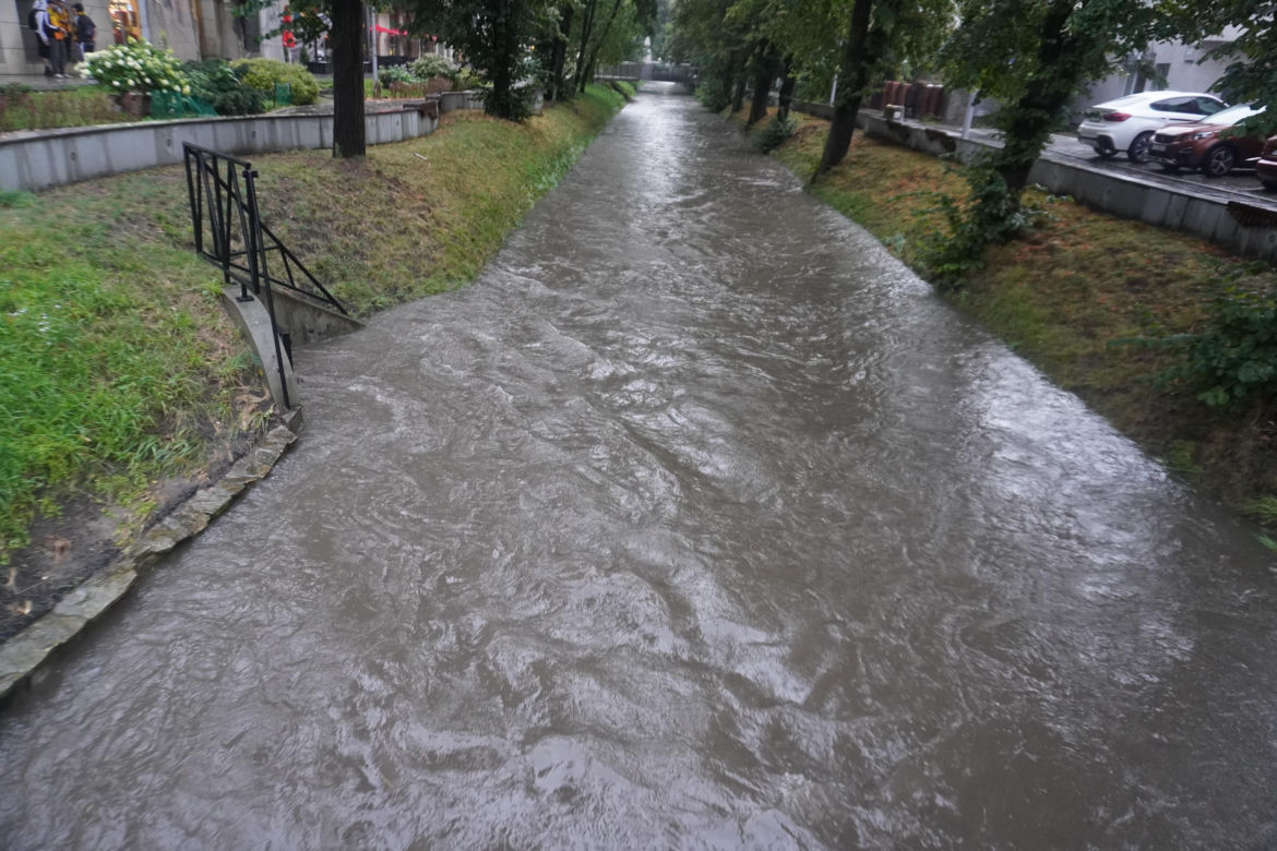 Kielce. Rzeka Silnica w czasie ulewy