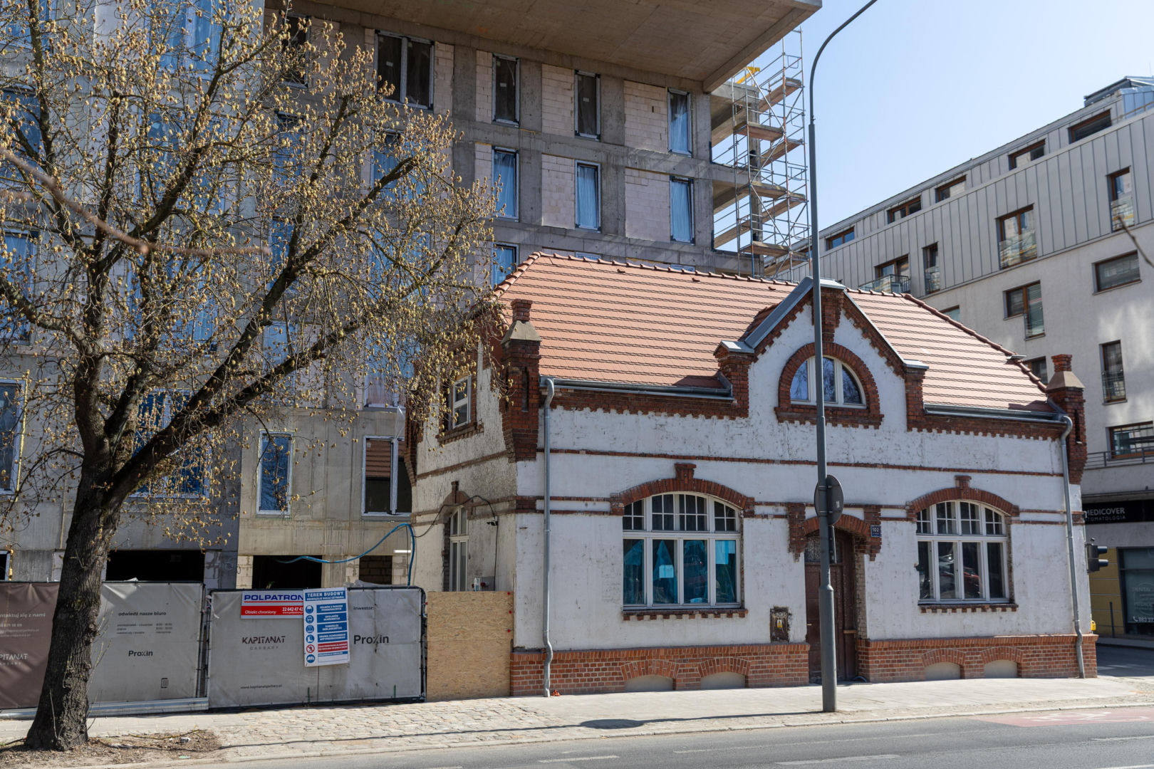 Blok z dziurą na dom. Oto najbardziej kontrowersyjna budowa w Polsce? Kapitanat Garbary w Poznaniu