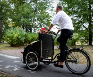 Wiatr we włosach zamiast czterech ścian – rozmowa o  międzypokoleniowej rikszy