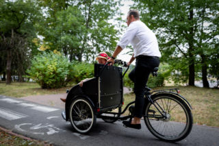 Wiatr we włosach zamiast czterech ścian – rozmowa o  międzypokoleniowej rikszy