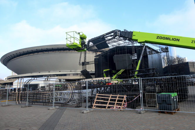 Scena Sylwestra z Dwójką TVP w trakcie budowy