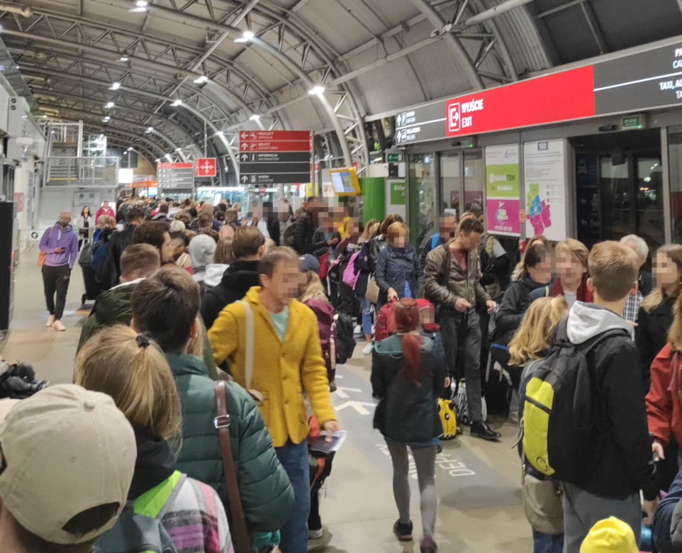Warszawa. Paraliż na lotnisku w Modlinie. Gigantyczne kolejki do odprawy