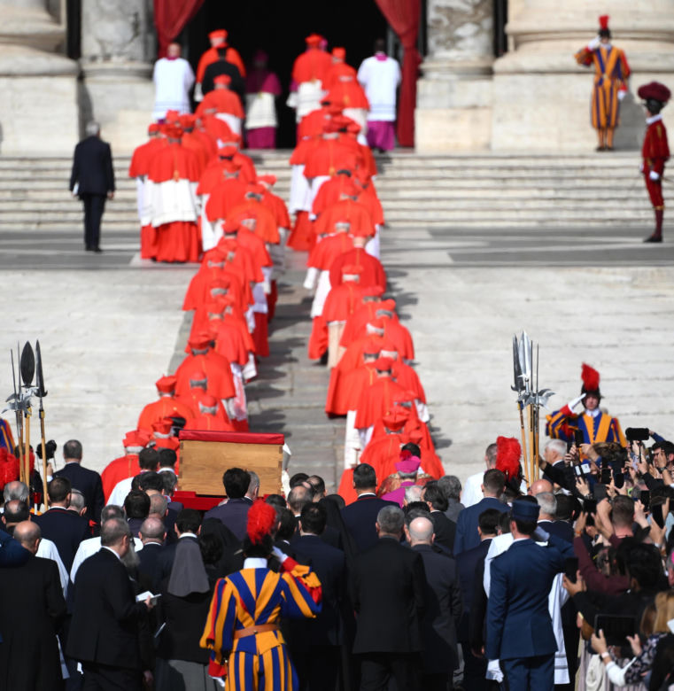 Trumna z ciałem papieża Franciszka przeniesiona w procesji do bazyliki Św. Piotra