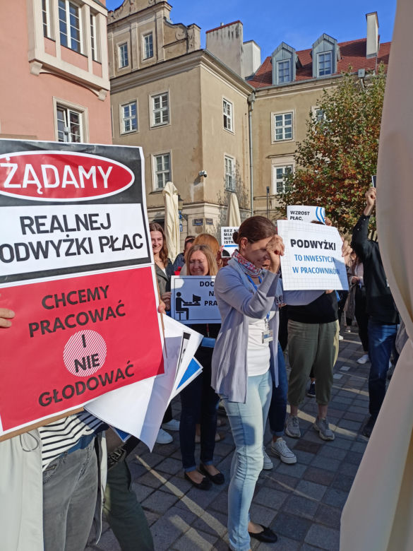 Pikieta urzędników poznańskich na Placu Kolegiackim