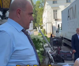 Artur Barciś chciał sprawdzić czy Tusk nosi perukę