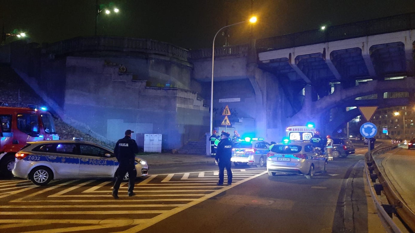 Policyjny pościg na Wisłostradzie. 41-latek rozwalił auto o filar mostu. Był pijany i pod wpływem narkotyków