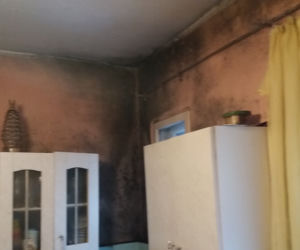 Wielkie serce policjanta. Adam Gralak pomaga w remoncie mieszkania wielodzietnej rodziny