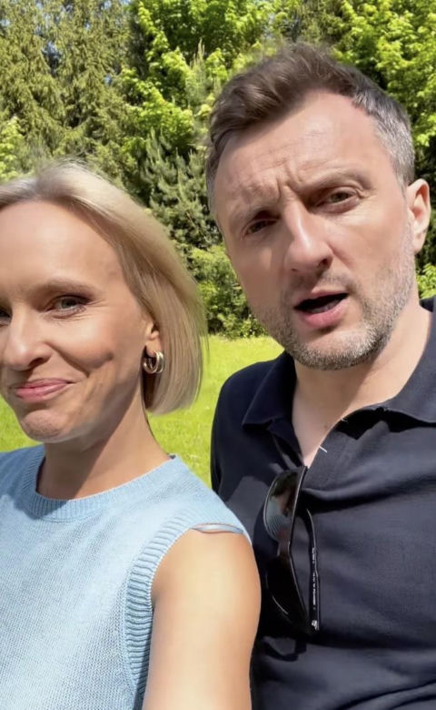 M jak miłość. Dorota (Iwona Rejzner), Bartek (Arkadiusz Smoleński) na planie