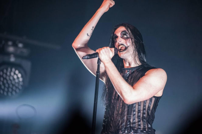 Skrupulatnie wyreżyserowany groteskowy spektakl okraszony nutą surrealizmu – Avatar zawładną Warszawą [RELACJA]