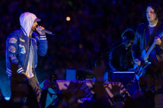 Jack White zaprosił na scenę Eminema. Wszystko odbyło się w przerwie meczu w NFL [WIDEO]