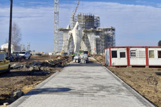 Budowa pomnika Matki Boskiej pod Kikołem daleko w polu. Na tablicy termin ukończenia, za dwa miesiące!