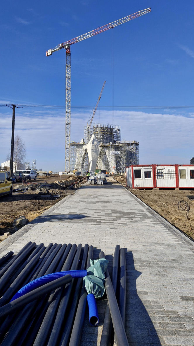 Budowa pomnika Matki Boskiej pod Kikołem daleko w polu. Na tablicy termin ukończenia, za dwa miesiące!