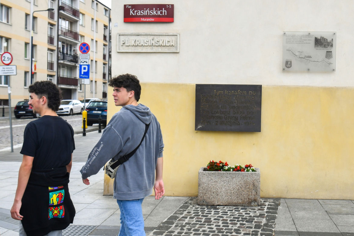 Tablica na pl. Krasińskich