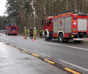 Policyjny pościg za BMW w Wesołej. Auto dachowało