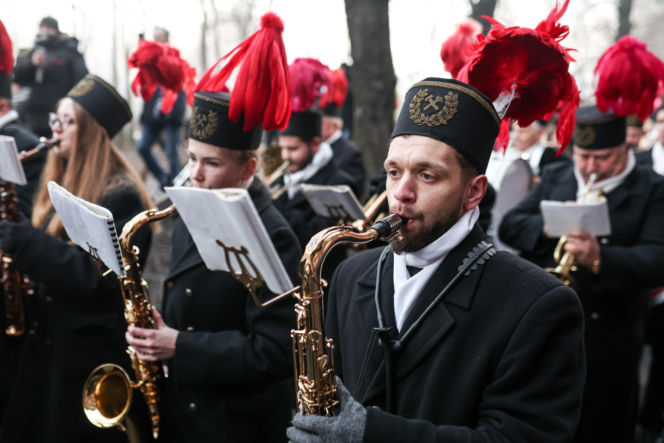 Barbórka 2025. Pobudka górnicza na Nikiszowcu w wykonaniu Orkiestry Wieczorek
