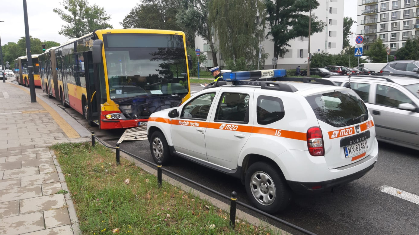 Ranni policjanci! Miejski autobus huknął w radiowóz