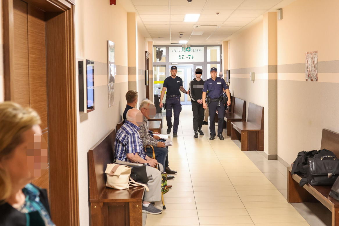 Szokujące wyznania 15-latka. Rzucił się z nożem na rodziców, bo "chciał kogoś zabić" 