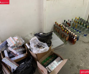 Kontrola KAS na bazarze w Przemyślu. Tysiąc paczek papierosów i 50 butelek alkoholu na jednym stoisku! 