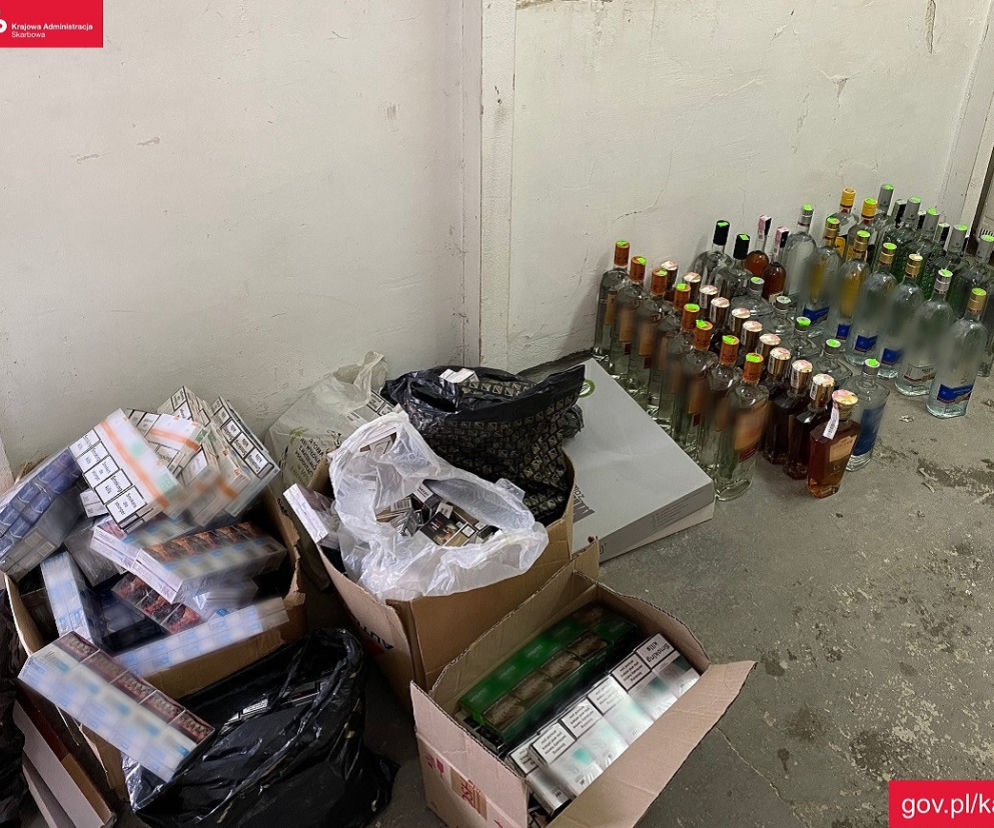 Kontrola KAS na bazarze w Przemyślu. Tysiąc paczek papierosów i 50 butelek alkoholu na jednym stoisku! 