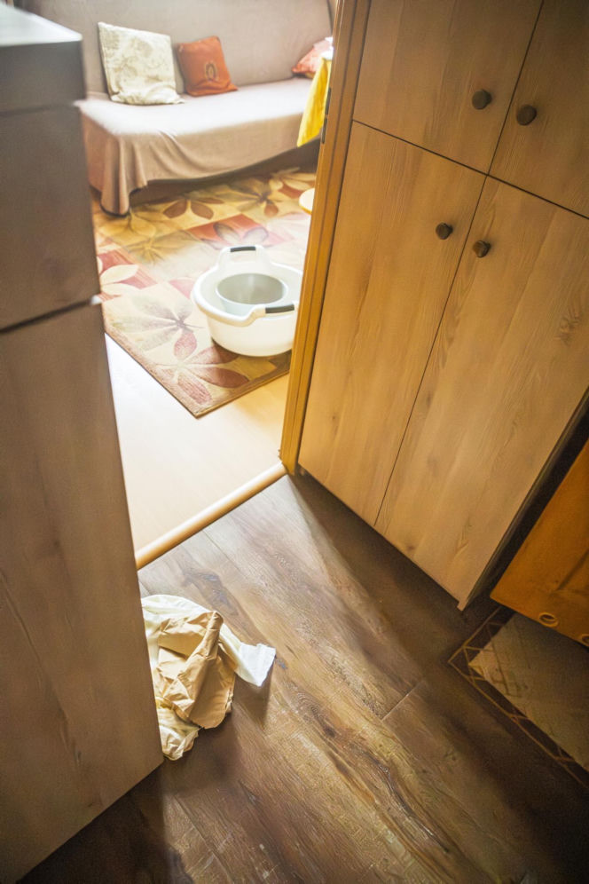 Śmieci, smród i strach na Gocławiu. Sąsiad zbieracz terroryzuje mieszkańców. "On potrzebuje pomocy"