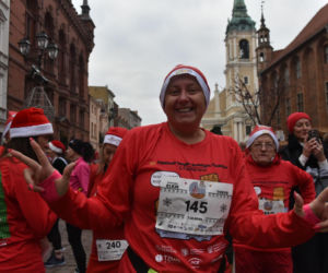 23. Festiwal Biegów Świętych Mikołajów w Toruniu. Zdjęcia ze starówki