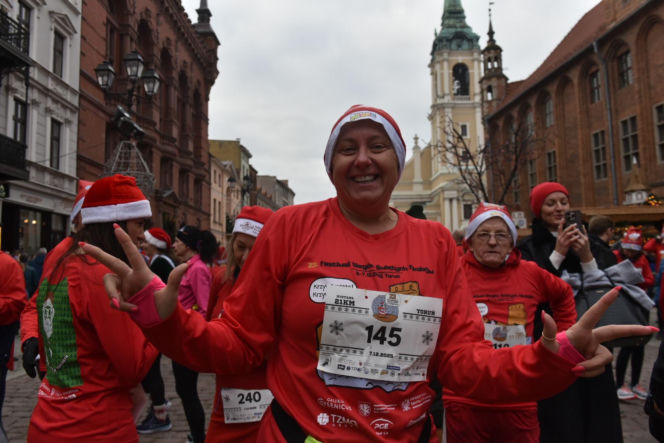 23. Festiwal Biegów Świętych Mikołajów w Toruniu. Zdjęcia ze starówki